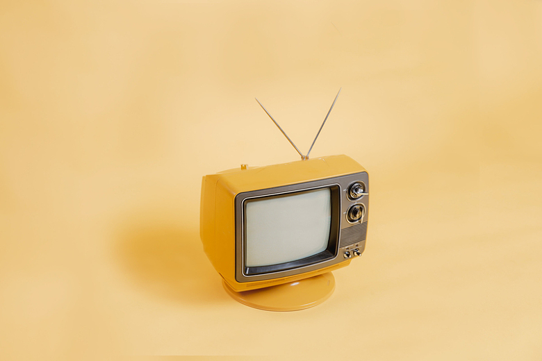 浅黄色背景老式电视机
