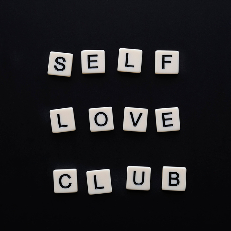 白色瓷砖字母拼出自爱俱乐部