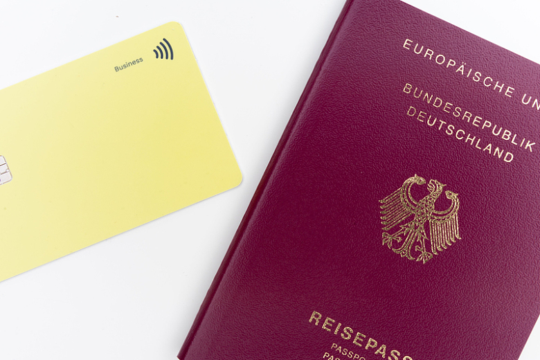 一张卡片和一本护照