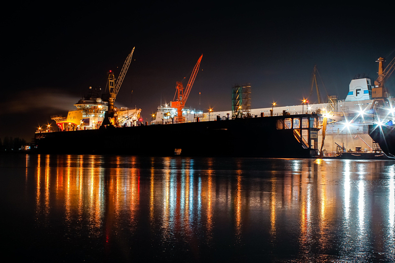 夜间点亮的工业船舶码头