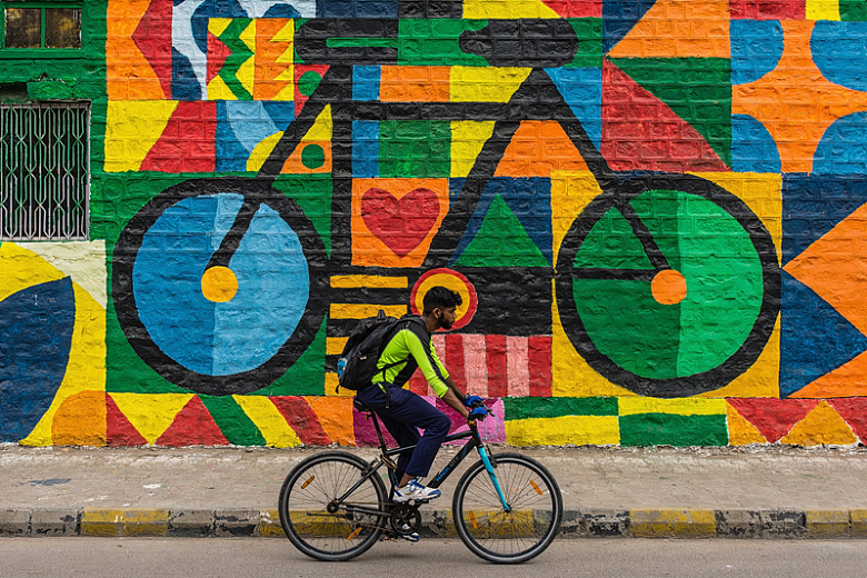 骑自行车的人身后有一幅自行车壁画