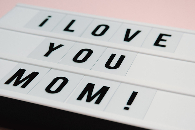 白色标牌黑色文字写着“我爱你妈妈”