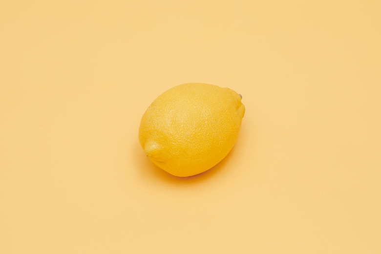 一颗新鲜的柠檬