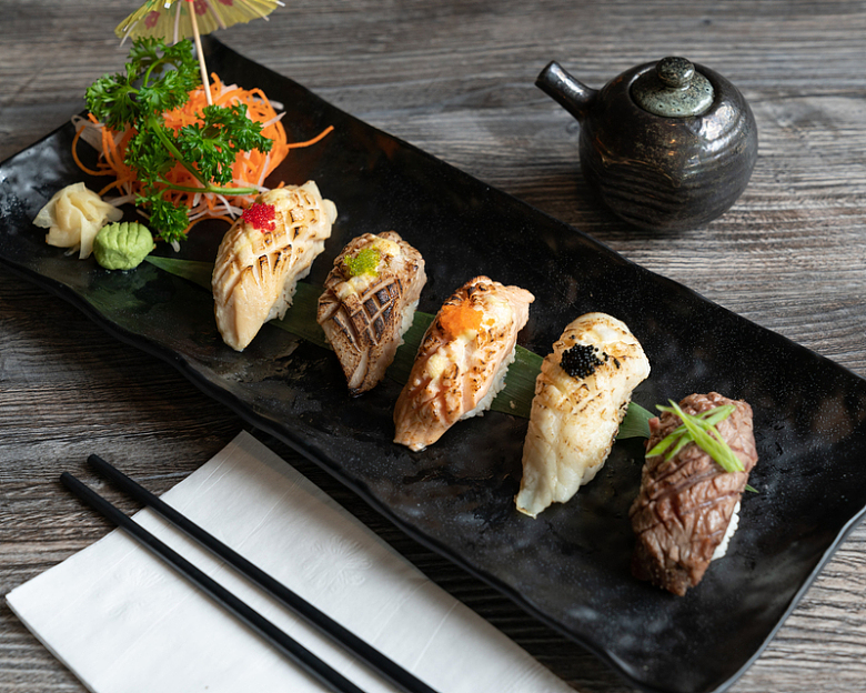 瓷盘里的日式寿司