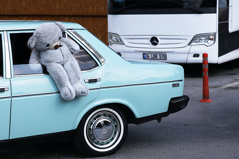 汽车窗户上的泰迪熊抱抱熊