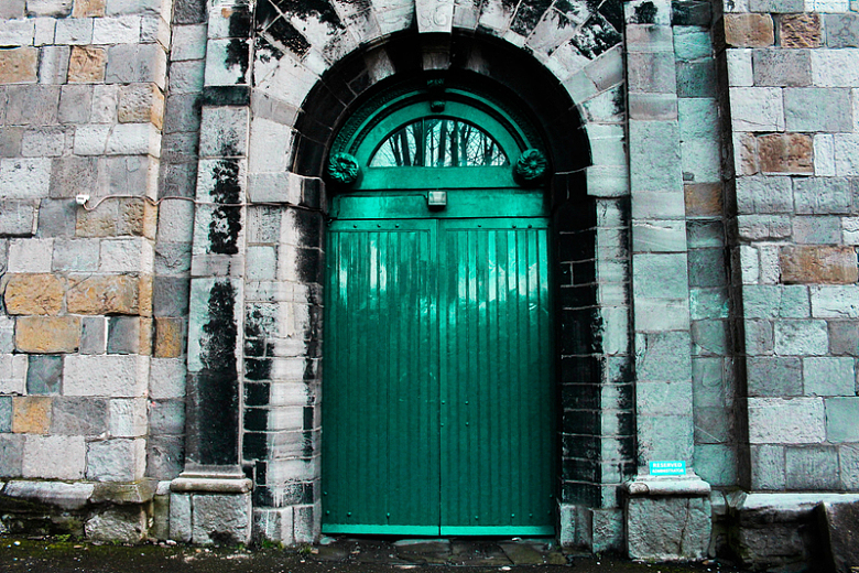 石砖砖砌内的绿色铁门