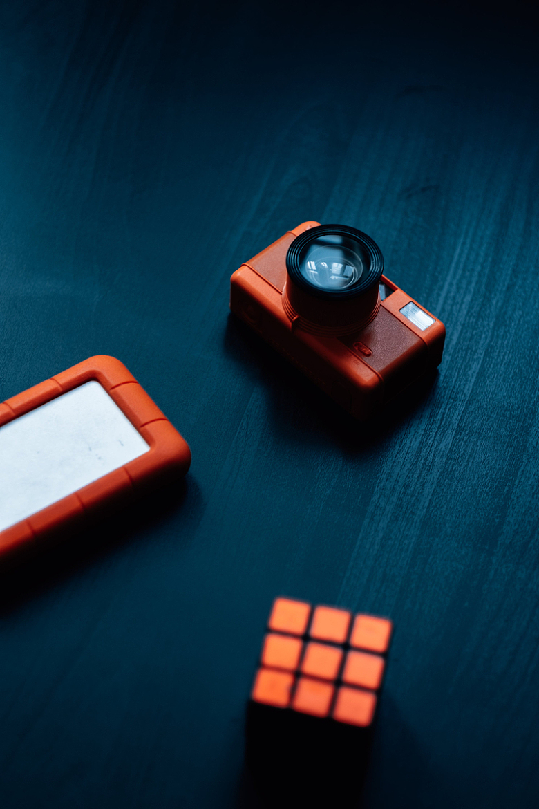 橙色相机和硬盘