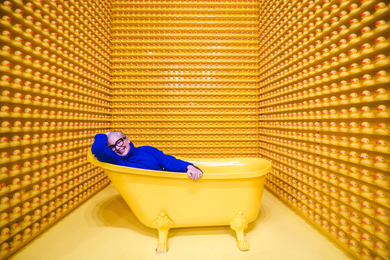 女人在黄色浴缸里微笑