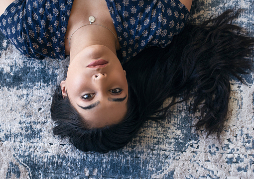 躺在地毯上的美丽女人