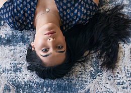 躺在地毯上的美丽女人