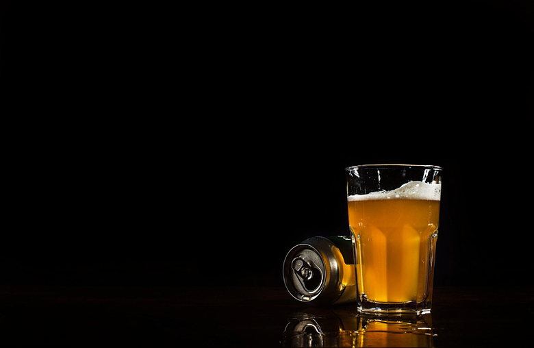 啤酒罐和玻璃杯中的啤酒
