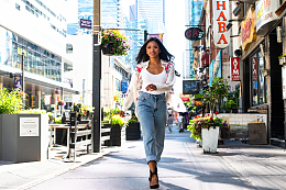 穿着高跟鞋的女人夏季时尚漫步