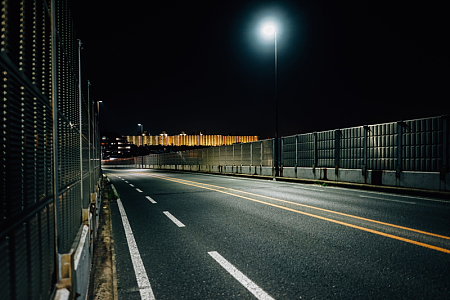 夜间空旷封闭的高速公路