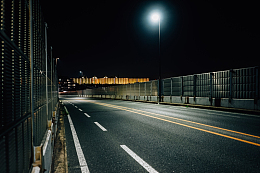 夜间空旷封闭的高速公路