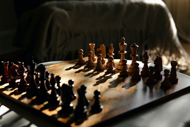 沐浴在阳光下的国际象棋