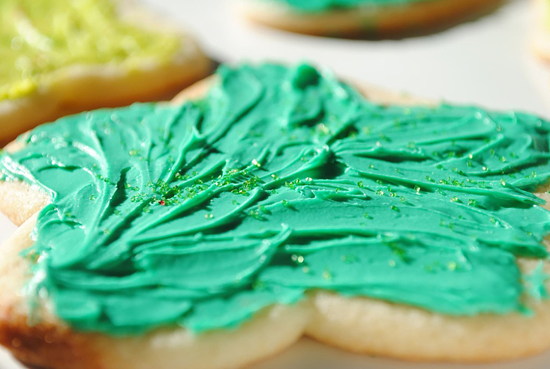撒了绿色糖霜的星形饼干