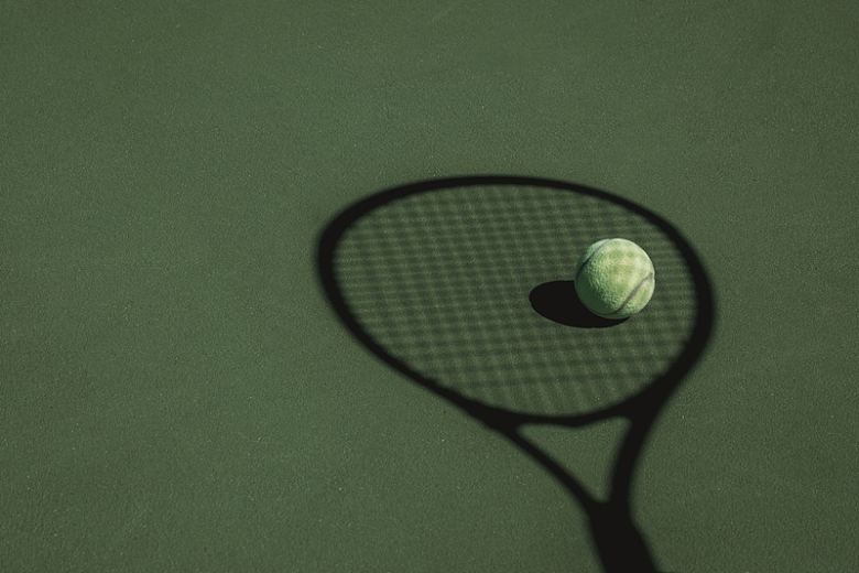 网球落在网球拍投下的阴影中