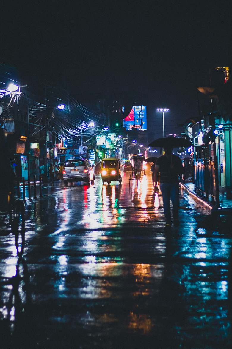 雨后的城市街道