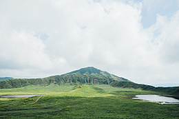 远处翠绿的山