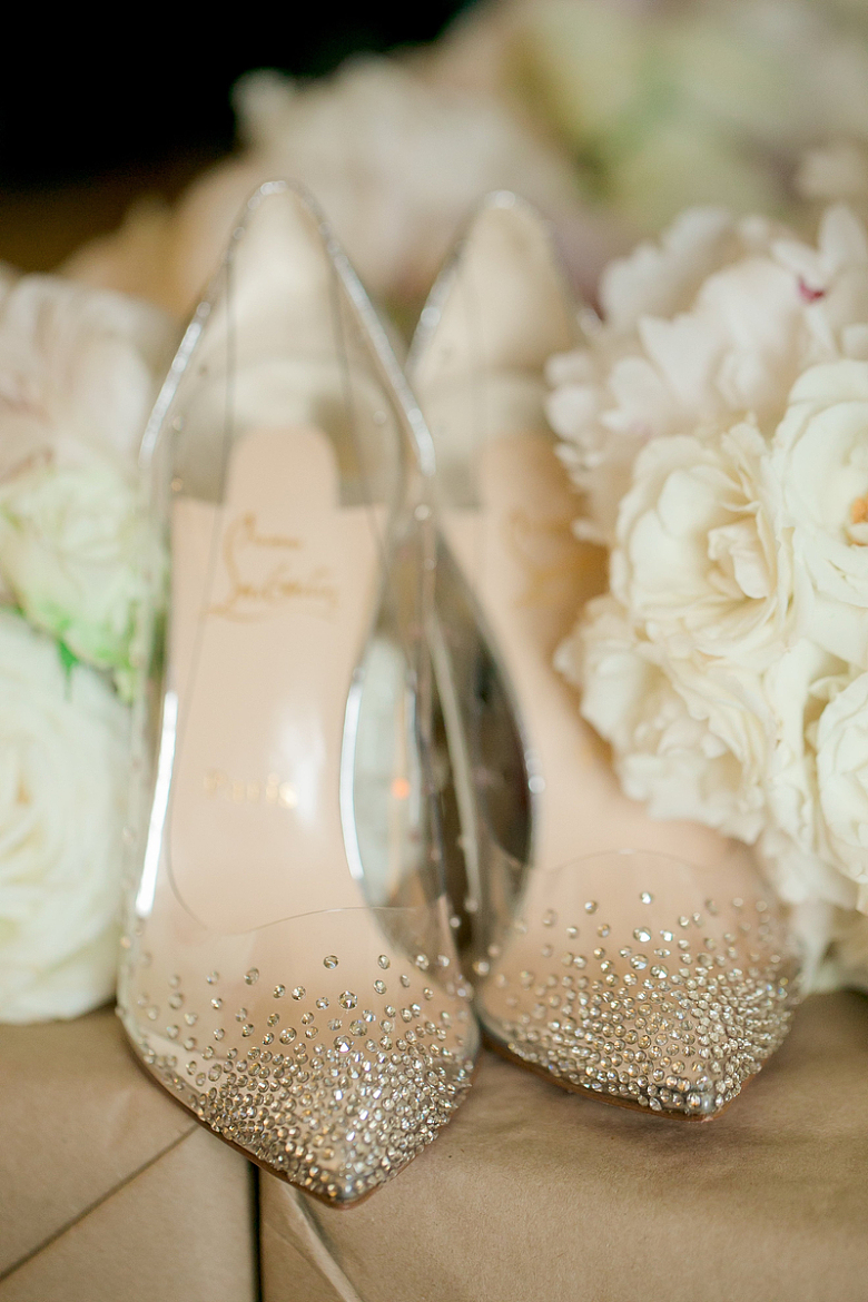 水晶装饰的新娘鞋