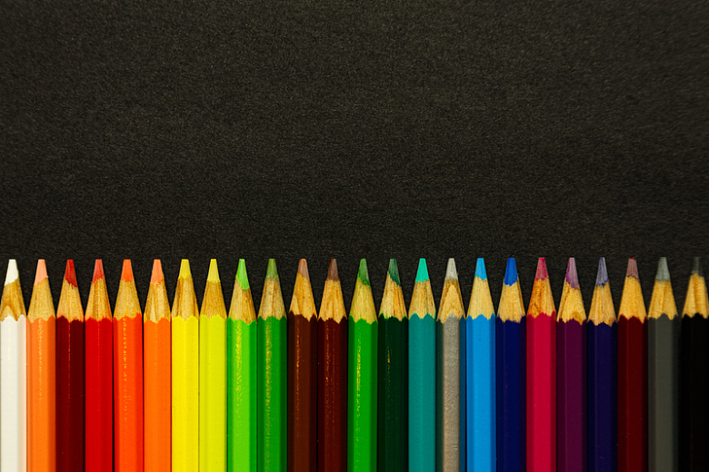 锋利的彩色铅笔排成一排