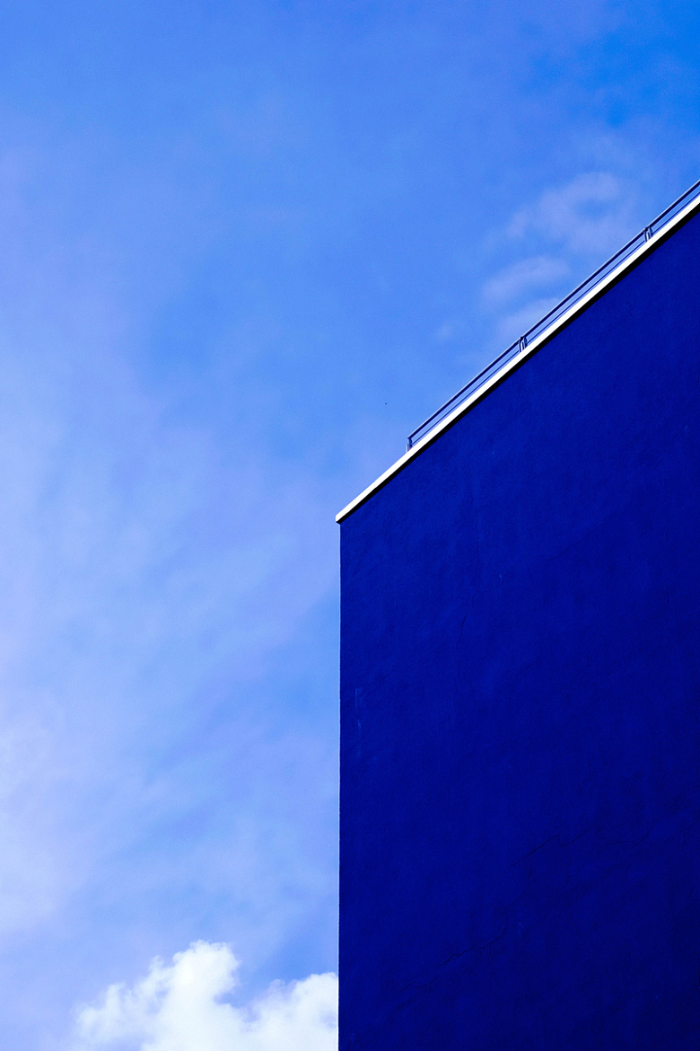 蓝色的天与建筑