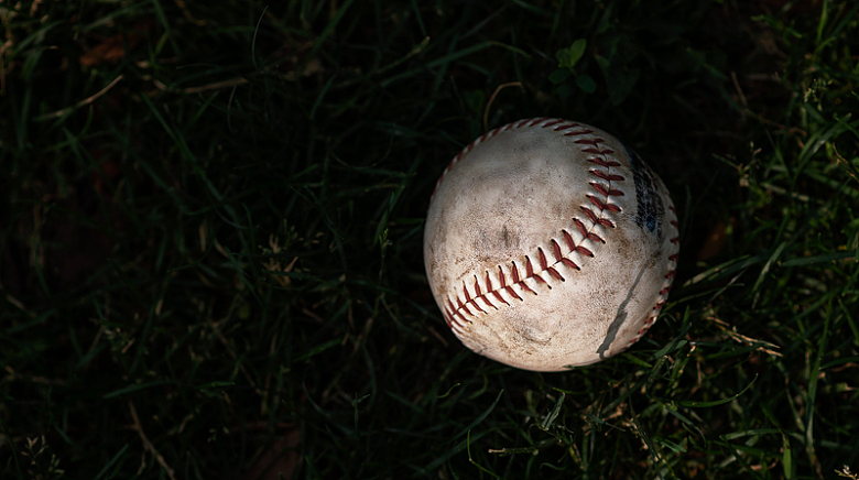 草地上的一颗垒球