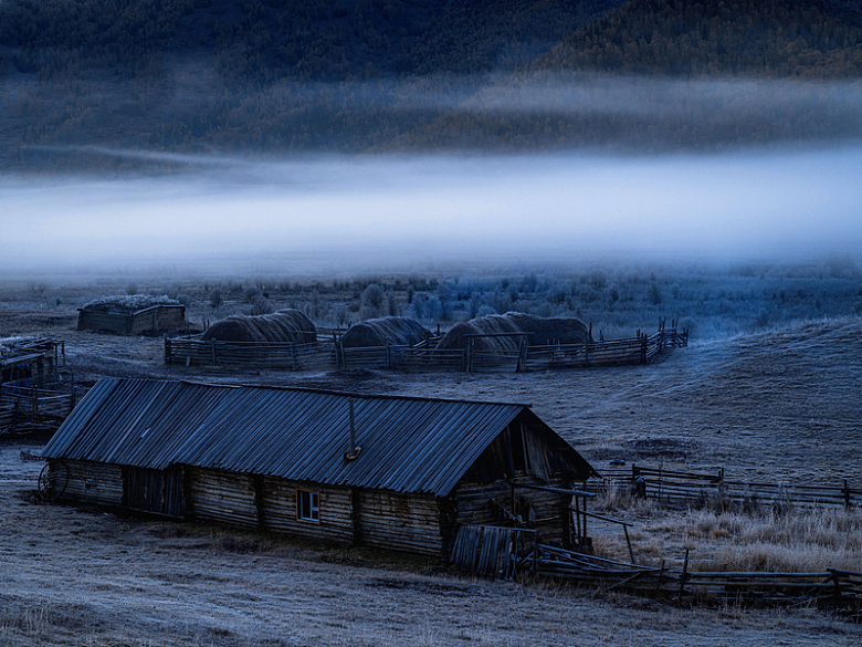 浓雾覆盖下的农场小屋