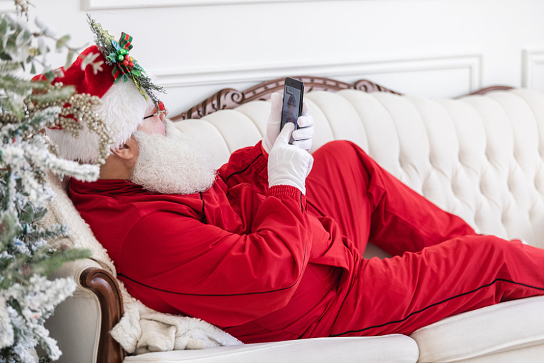 躺着玩手机的圣诞老人