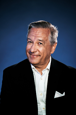 微笑的男性人物特写