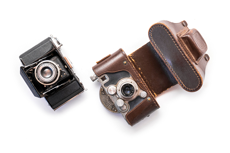 皮包里的两台老式相机