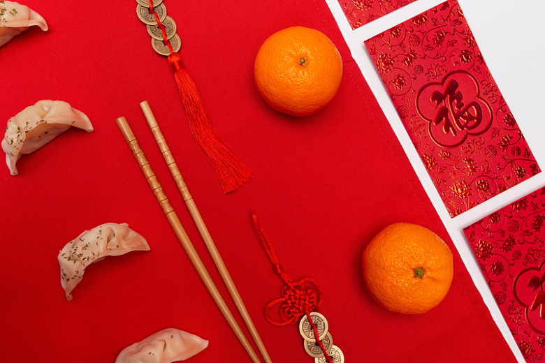 红色背景下的饺子和筷子