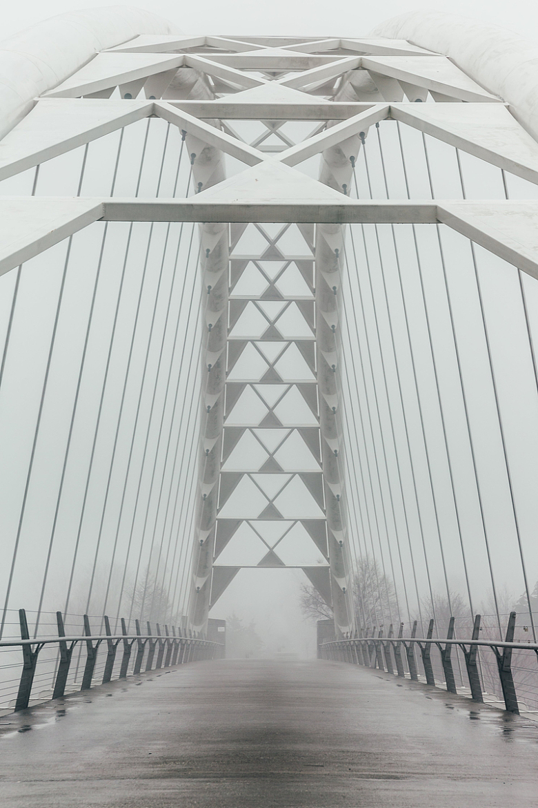 白色几何桥雾