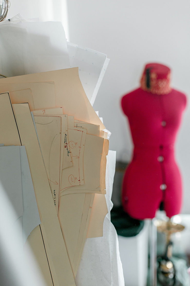 缝纫图案和一个粉红色的人体模型