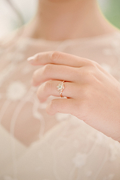 新娘举起结婚戒指