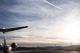 跑道上的私人飞机