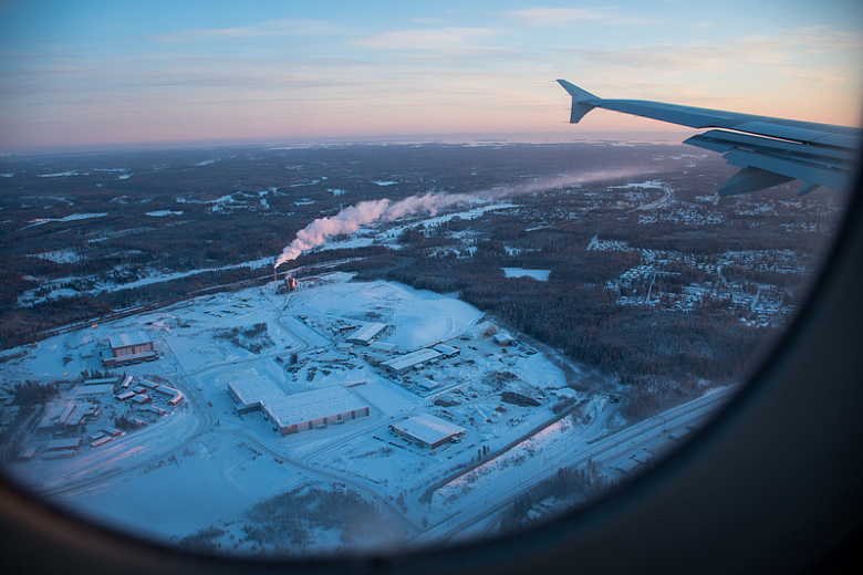 飞机窗户上的冬天景象