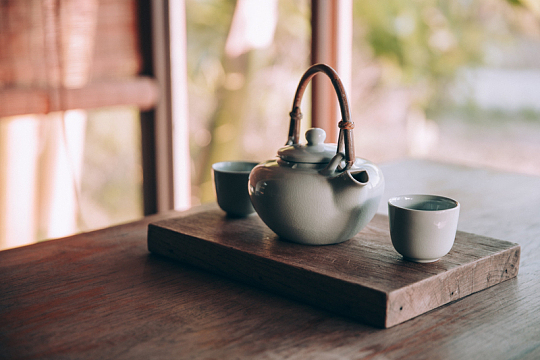 木板上的茶具