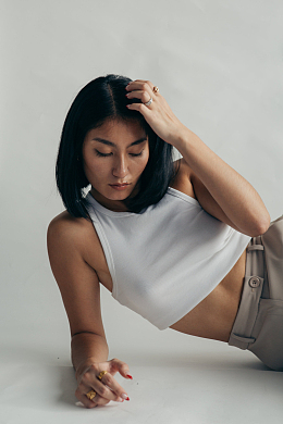 穿着短款白色背心的女人