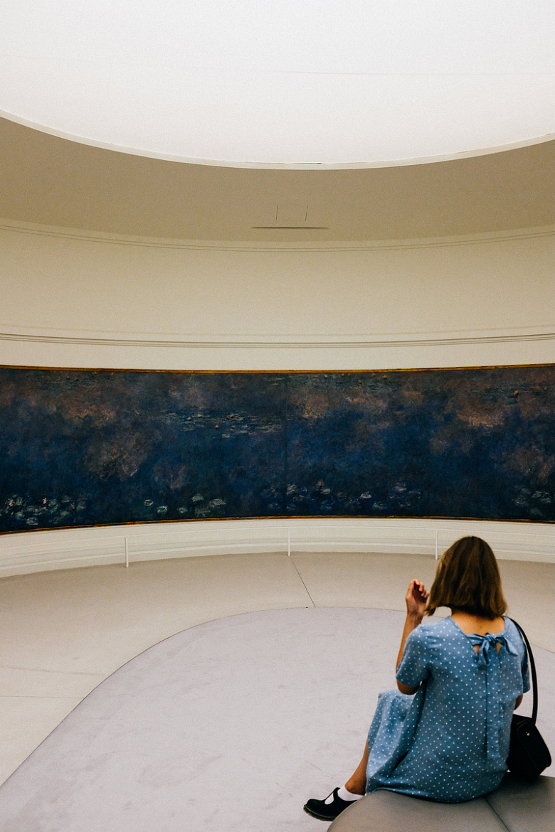 一个人坐在美术馆里看画