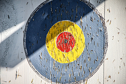 带有以前使用过的标记的木靶