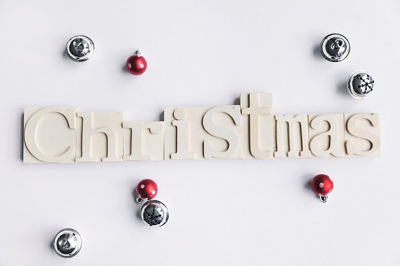 铃铛和小饰品的木制圣诞标志