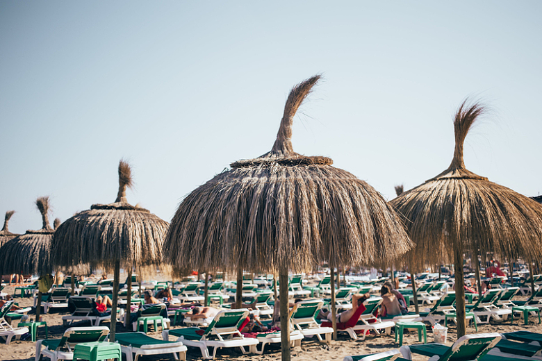 夏日海边沙滩秸秆太阳伞折叠椅