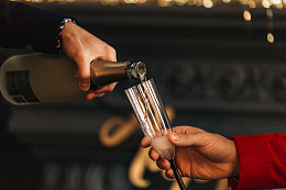 倒香槟酒庆祝
