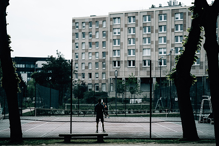 前面有网球场的高层建筑