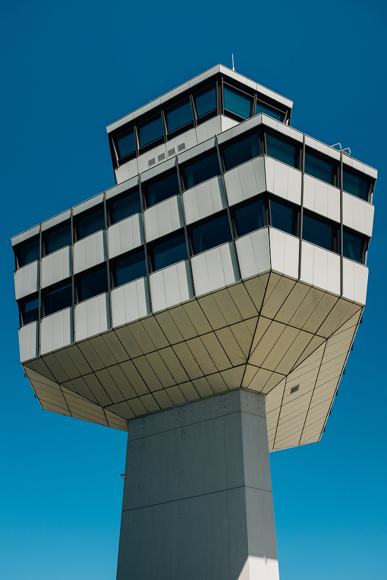 深蓝天空下的机场塔