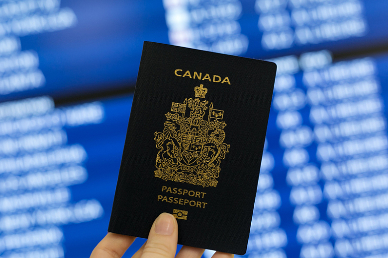 加拿大护照在手
