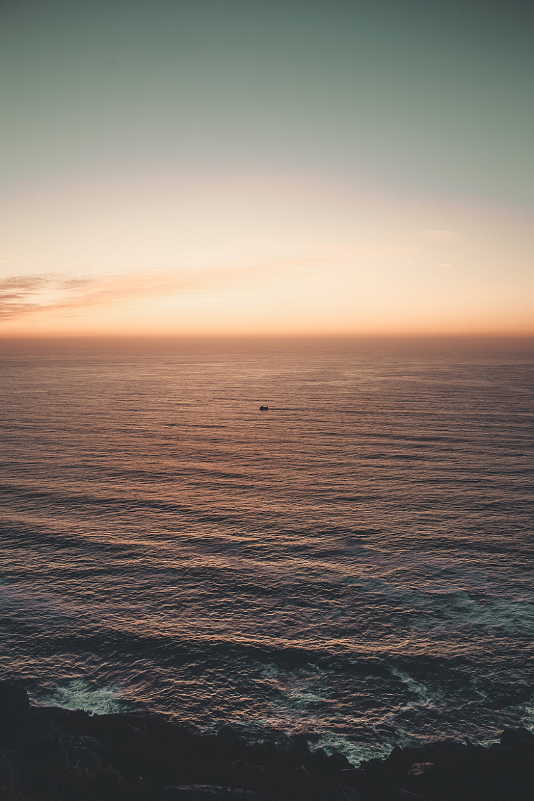 色彩斑斓的海上的日出