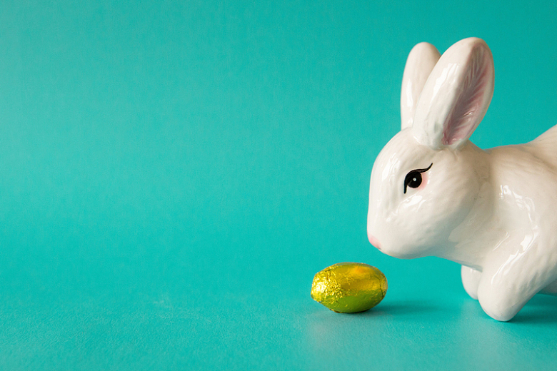 陶瓷兔子和巧克力蛋