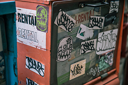 报刊亭上的城市贴纸艺术